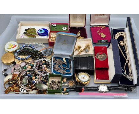 Tray of jewellery; Silver jewellery to include charm bracelet, 9ct yellow gold band ring- 2.43grams. Silver and agate stone a