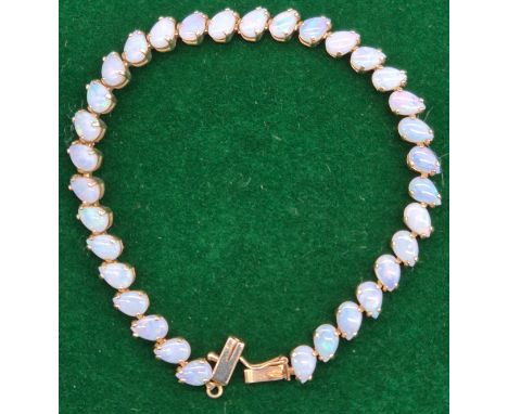 9ct yellow gold and opal stone bracelet. 33 tear drop cut opals. 18cm length. 7grams. 