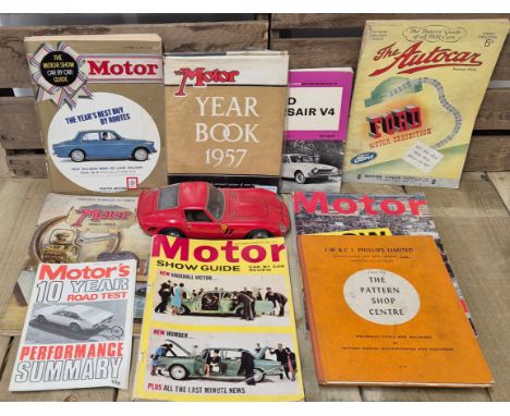 A Selection of mixed Motor car annuals and Magazines; Motor's 1971 10 year Road test manual. 1957 The Motor Year book. The Pa