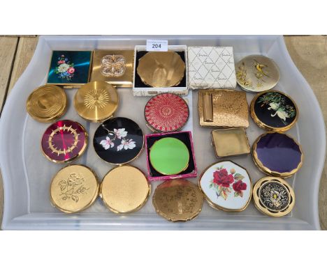 A Collection of Nineteen collectable compacts; Stratton boxed compacts, enamel compacts, bird scene compacts &amp; others