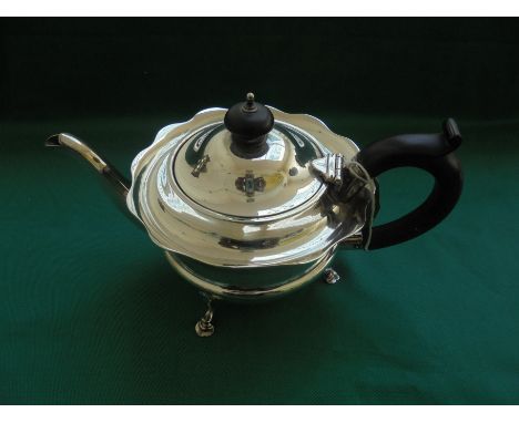 Decorative silver lidded teapot marked London 1825 in all 15.85oz 