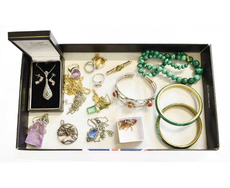 A Quantity of Jewellery, including a malachite bead necklace; two malachite bangles; a coral bangle; various pendants on chai