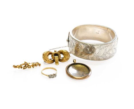 A Small Quantity of Jewellery, including a diamond three stone ring, stamped '18CT', finger size R1/2; a split pearl brooch, 