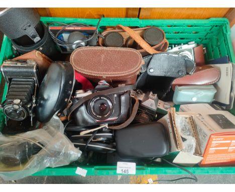 A crate of vintage cameras and binoculars to include Coronet, Yashica and Hunter 35 camera in case 