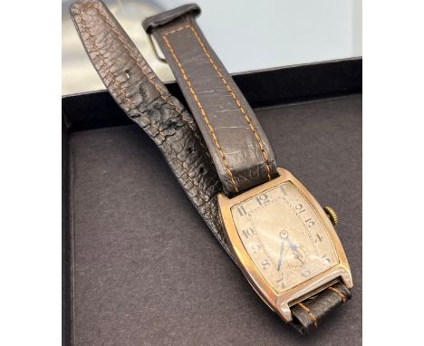 Gentleman's 9ct yellow gold cased art deco wristwatch. In a working condition. 