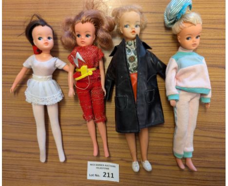 Vintage Dolls: Group of vintage dolls including 3x Sindy and 1x Tammy; all with clothes; some damage/wear throughout.