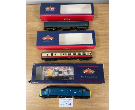 Trains: Bachmann pair of carriages plus 1x engine 32-376 Eisteddfod Regional engine; all boxed; (3).