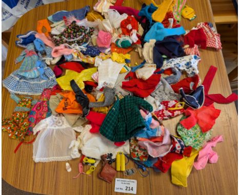 Vintage Dolls: Large assortment of mixed clothes for fashion dolls, to fit Sindy, etc.; plus various accessories; including S