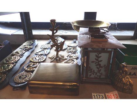 Shelf of mixed brass and copper to include horse brass, largest L: 50 cm. Not available for in-house P&amp;P, contact Paul O'