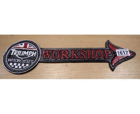 Cast iron Triumph workshop arrow sign, 40 x 12 cm. P&amp;P Group 2 (£18+VAT for the first lot and £3+VAT for subsequent lots)