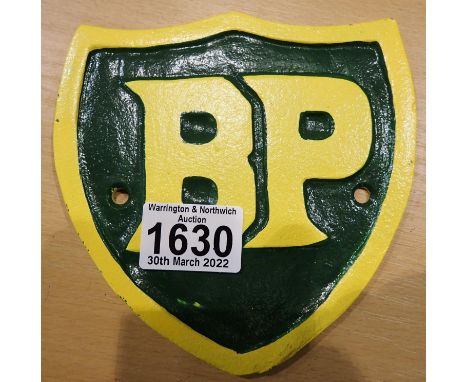 Cast iron BP shield, D: 25 cm. P&amp;P Group 2 (£18+VAT for the first lot and £3+VAT for subsequent lots) 