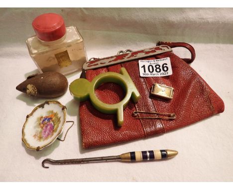 Mixed collectables including a vintage purse. P&amp;P Group 1 (£14+VAT for the first lot and £1+VAT for subsequent lots) 