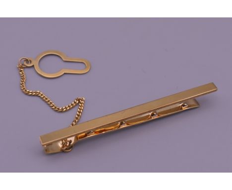 A 9 K gold tie clip. 5 cm wide. 2.8 grammes.