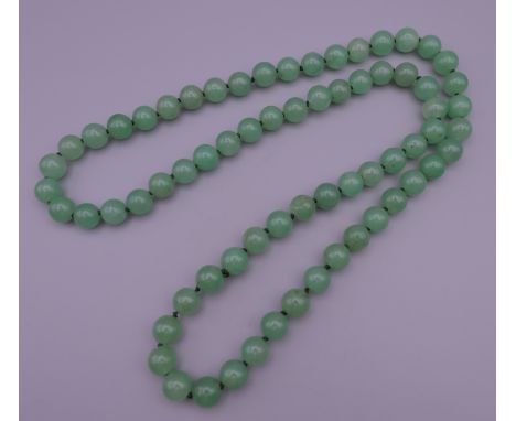 A jade bead necklace. 84 cm long.