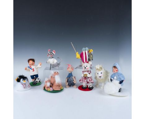 Exquisite variety set of dolls that consists of a mouse with a stethoscope, a child making snowballs, a sliding penguin, a li