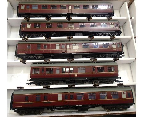 Five OO scale Bachmann BR Maroon coaches, in very good condition, Warley storage box. P&amp;P Group 1 (£14+VAT for the first 