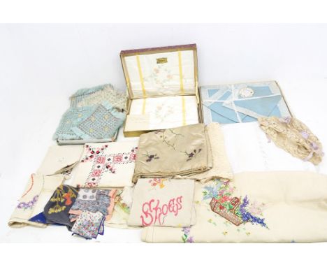 A collection of linen and table wear to include a set of dorma embroidered pillow cases in presentation box (late 1930s), a p