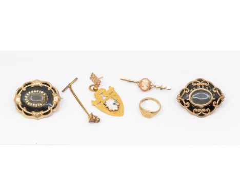 A collection of jewellery to include a 9ct gold fob a/f enamel missing and a 9ct gold pin, 9ct gold signet ring initialled, s