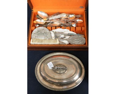 A collection of silver plated wares to include; plated flatwares including spoons, forks, knives with ivorine handles, a 925 