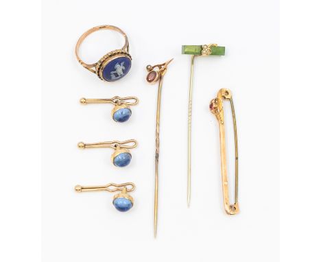 A collection of early 20th century jewellery to include a paste set 9ct gold bar brooch with later metal pin, a stone set yel