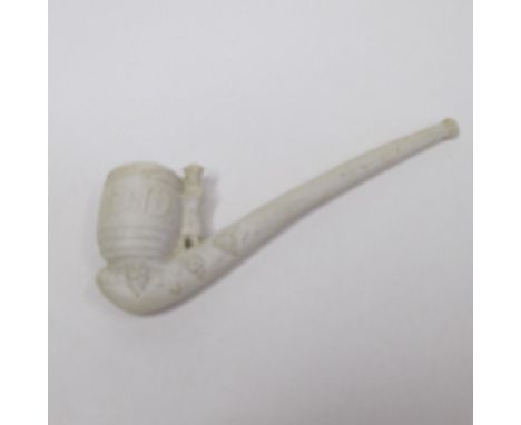 A Clay pipe with a wine barrel marked ‘DD’ and man standing at the side and applied grape decoration.Date; 19th CenturyLength