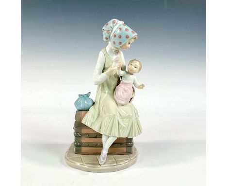 Glossy finish; Lladro backstamp. Artist: Vicente MartinezIssued: 1982 - 1991Dimensions: 9"HManufacturer: LladroCountry of Ori