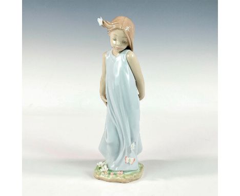 Glossy finish; Lladro backstamp. Artist: Alfredo LlorensIssued: 2003Dimensions: 8.25"H x 3.25"WManufacturer: LladroCountry of