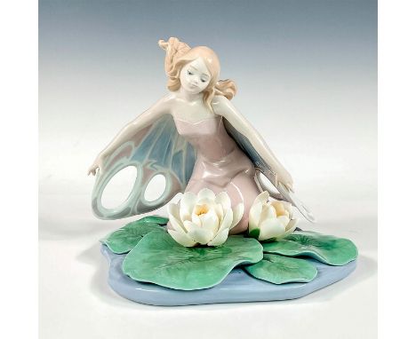 Glossy finish; Lladro backstamp. Artist: Francisco PolopeIssued: 2000 - 2004Dimensions: 7.75"H x 9.5"WManufacturer: LladroCou