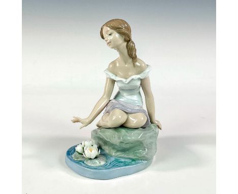 Glossy finish; Lladro backstamp. Artist: Virginia GonzalezIssued: 2005 - 2007Dimensions: 5"L x 3.75"W x 6.75"HManufacturer: L