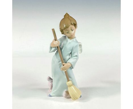 Glossy finish; Lladro backstamp. Artist: Francisco PolopeIssued: 1990 - 2002Dimensions: 6.5"HManufacturer: LladroCountry of O
