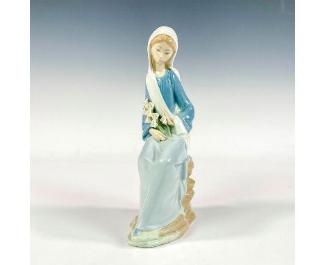 Glossy finish; Lladro backstamp. Artist: Vicente MartinezIssued: 1977 - 1997Dimensions: 9.5"H x 4"WManufacturer: LladroCountr