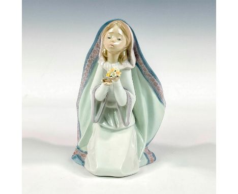 Glossy finish; Lladro backstamp. Artist: Salvador DebonIssued: 1991 - 1994Dimensions: 5.25"L x 5"W x 6.75"HManufacturer: Llad