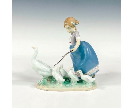 Glossy finish; Lladro backstamp. Artist: Antonio RamosIssued: 1988 - 2004Dimensions: 7"HManufacturer: LladroCountry of Origin