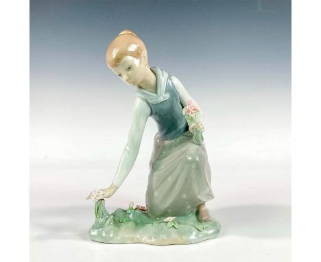 Glossy finish; Lladro backstamp. Artist: Vicente MartinezIssued: 1971 - 1993Dimensions: 5.5"L x 4.5"W x 8.25"HManufacturer: L
