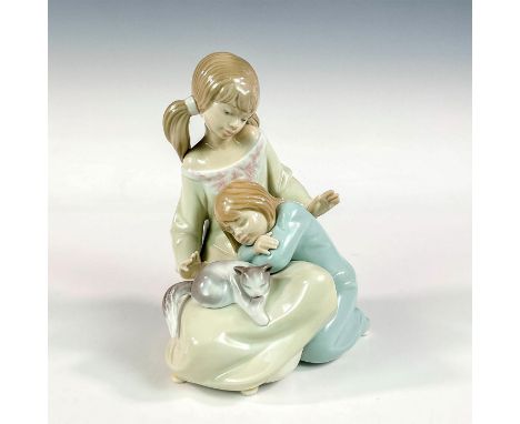 Glossy finish; Lladro backstamp. Artist: Francisco CatalaIssued: 1988 - 2005Dimensions: 7.25"H x 5.25"WManufacturer: LladroCo