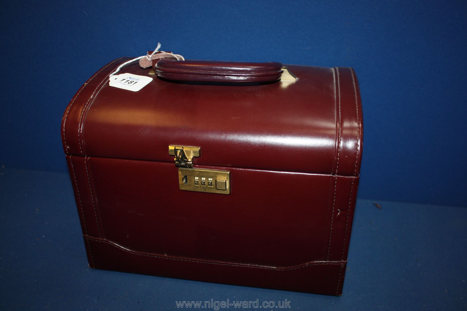 large vanity case with lock