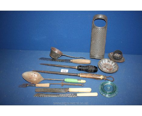 A quantity of vintage kitchen tools