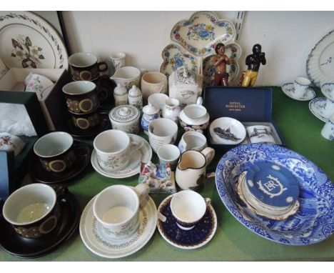 A quantity of miscellaneous ceramics including a Copeland Spode Italian pattern blue and white printed bowl, a Mason Ironston