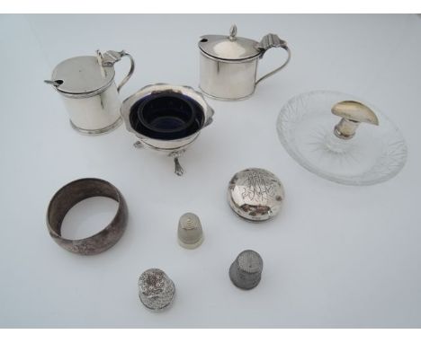 A miscellaneous collection of English silver, Birmingham, London & Chester, 1903 - 1929, comprising: two mustard pots, a salt