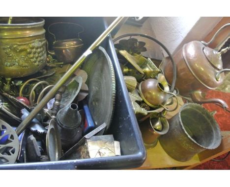 A quantity of metal wares to include a large Victorian copper kettle, brass boiling pan with looping lion mask handle, a fire