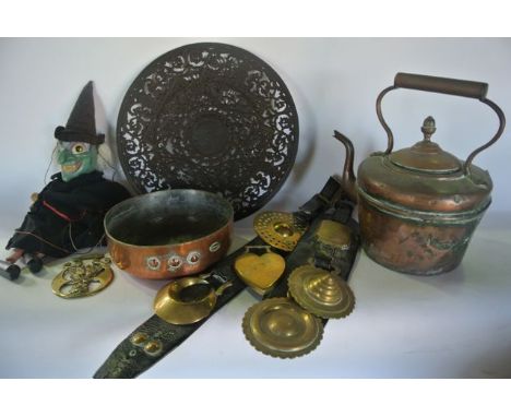 A box containing a Victorian copper kettle, a small copper pan stamped Temple & Crook, leather mounted and other horse brasse