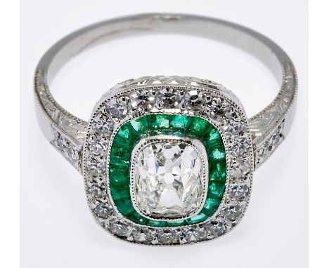 Diamant-Smaragd-Ring, Art Déco.Platin, mittig besetzt m. 1 Altschliff-Diamant v. ca. 1 ct im Oblong-Schliff umgeben v. 18 kl.