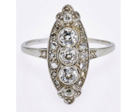 Diamant-Ring, Art Déco, um 1920.18 kt WG, mittig besetzt m. 3 Altschliff- Diamanten v. zus. ca. 0,75 ct umgeben u. flankiert 
