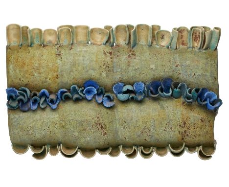 Studiokeramik Beate Kuhn(1927 Düsseldorf - 2015 Düdelsheim) Wandobjekt, dat. 2005. Heller Scherben, grün/ blau glasiert. Quer