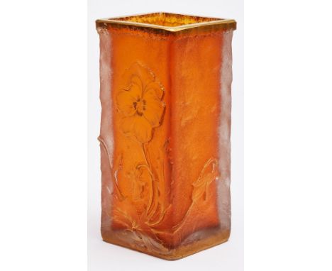 Kl. Vase "Veilchen", Daum Nancy um 1900.Oranges Glas, gold bemalt. Von quadrat. Grund- riss aufsteigender Korpus m. ausgestel