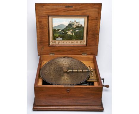 Gr. Polyphon um 1900.Rechteck. Kasten Nussbaum furn., Platte m. intarsiertem Fullüngsfeld, Blüten u. Blätter. Deckel aufklapp