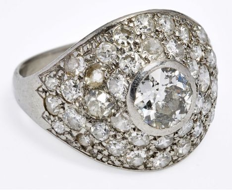 Diamant-Ring.18 kt WG, mittig besetzt m. 1 Altschliff-Diamant v. ca. 0,90 ct umgeben v. 39 kl. Altschliff- Diamanten v. zus. 