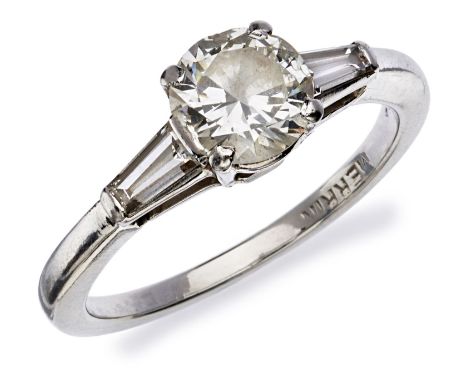 Diamant-Ring, Merrin Jewelry Company,Inc., New York 2. Hälfte 20.Jh. Platin, mittig besetzt m. 1 Brillant v. ca. 1,20 ct&nbsp