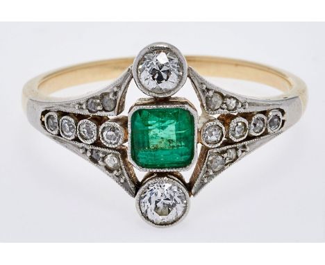 Smaragd-Diamant-Ring um 1910.18 kt GG/WG, mittig besetzt m. 1 Smaragd- Carrée flankiert v. 2 Altschliff-Diamanten v. zus. ca.