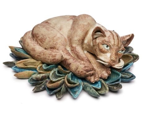 Studiokeramik Beate Kuhn(1927 Düsseldorf - 2015 Düdelsheim) Liegende Katze, wohl um 2000. Hellgrauer Porzellan-Scherben, farb